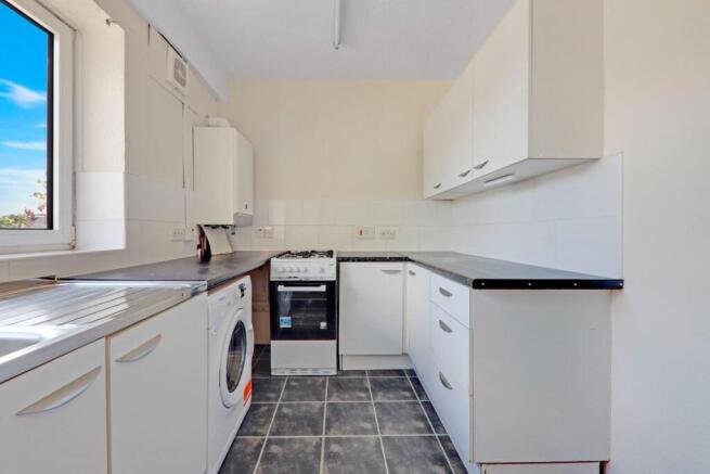 04-5fb6JHPropWorld - 77 Highclere Street - 10-medi