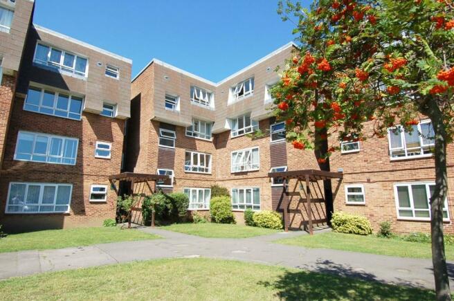 2 bedroom flat for sale in Hanworth, TW13