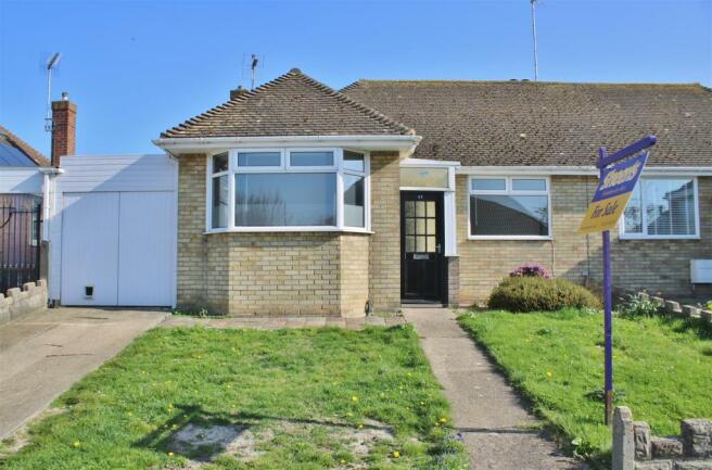 2 Bedroom Semi Detached Bungalow For Sale In Rainham Way Frinton On Sea Co13 6119