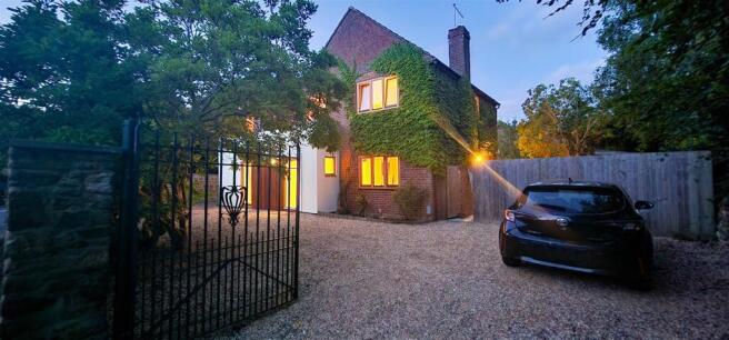 Corner House, 1a Bliss Lane