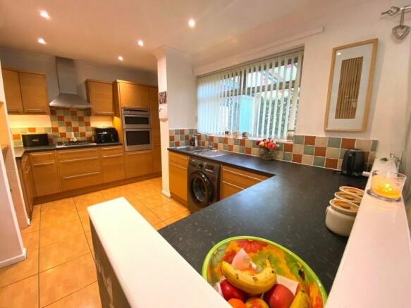 KITCHEN/DINING ROOM