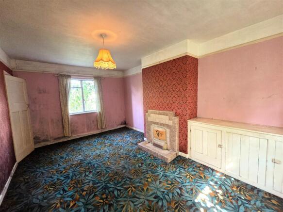 175 London Road - Lounge.jpg