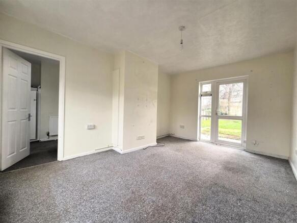 41 Heathfield - Lounge.jpg