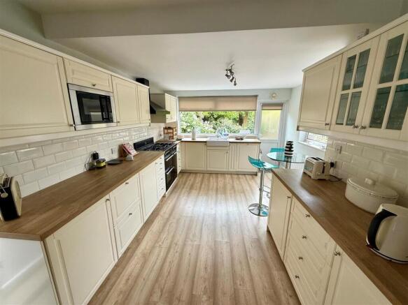 TL382 Kitchen.jpg