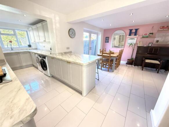 L SHAPED OPEN PLAN LIVING/DINING KITCHEN