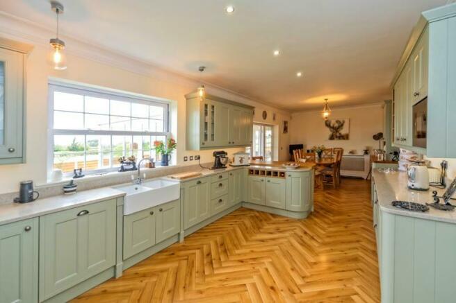 OPEN PLAN LIVING AND DINING KITCHEN