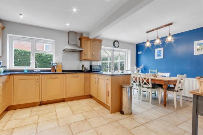 Kitchen 2.jpg