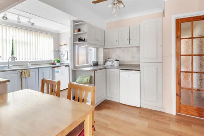 Kitchen 2.jpg