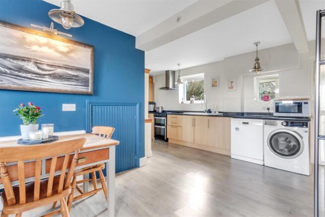 Kitchen 4.jpg