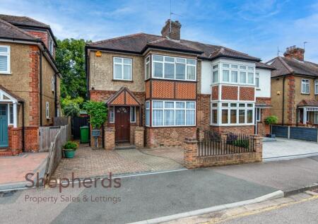 Mckenzie Road, Broxbourne Short walk to station