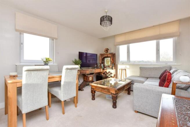 Lounge/Dining Area