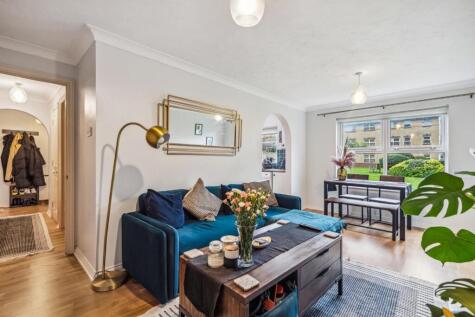 Monmouth Close, Central Chiswick, W4