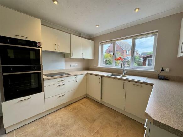 KITCHEN BREAKFAST ROOM