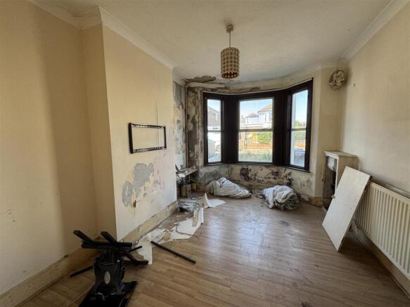 LOUNGE DINING ROOM