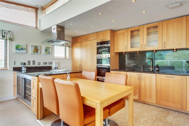 Fully Fitted Kitchen