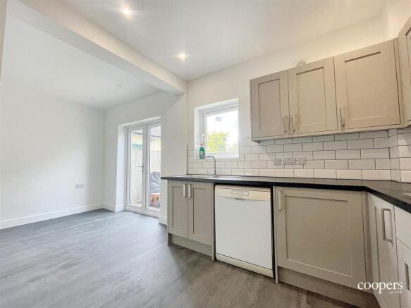 Kitchen 4.jpg