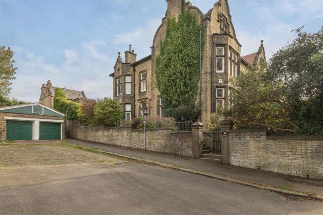 Enormous Kerb Appeal