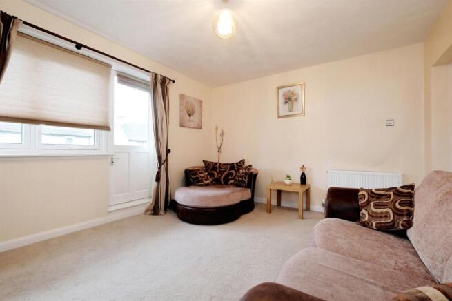 02 - Living room 2.jpg