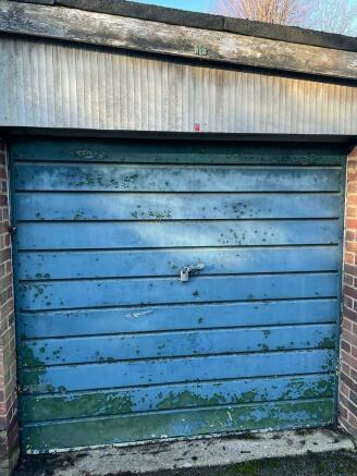 Dry and secure garage 15 minutes walk from Crysta