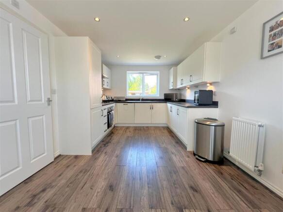 kitchen dining.jpg