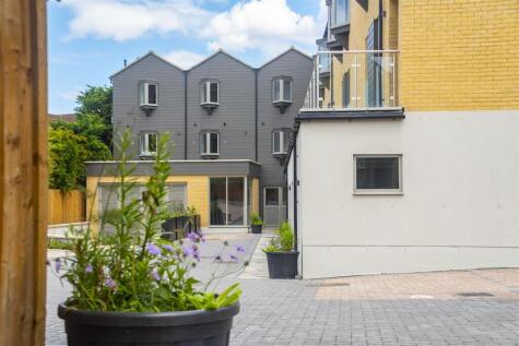 Summer Road, Thames Ditton