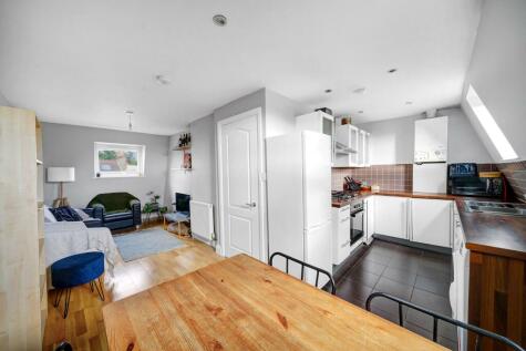 Lower Clapton - 3 bedroom flat for sale