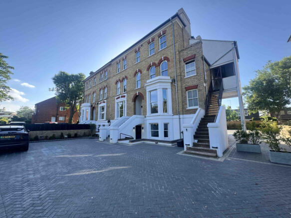 Four Bedroom Raised Ground Floor Flat to Rent
