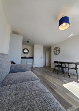 58 Grosvenor House Photo 7.jpeg