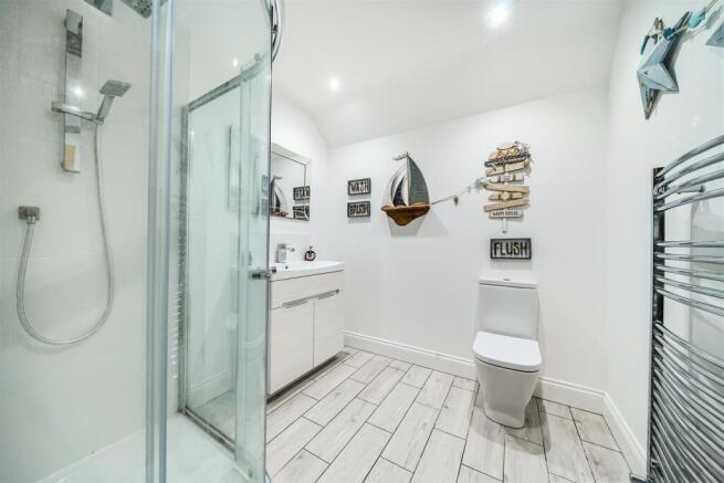 Bedroom 2 ensuite.jpg