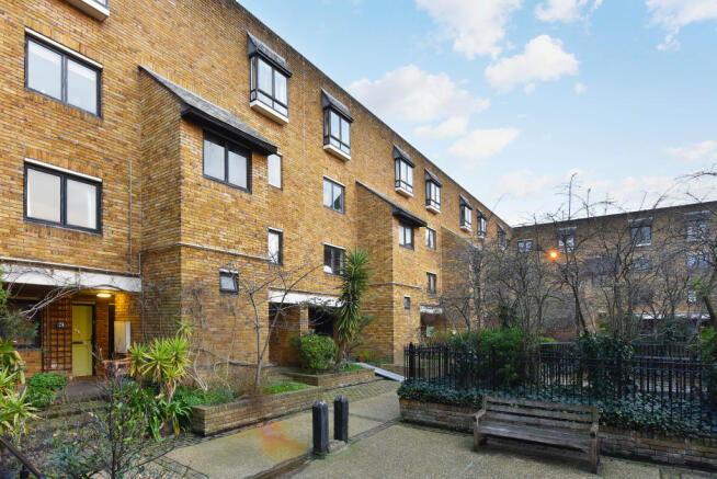 2 bedroom flat to rent in Chesterton Square, London, W8, W8