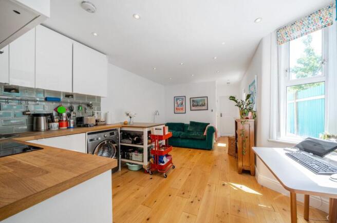 Kitchen / Lounge