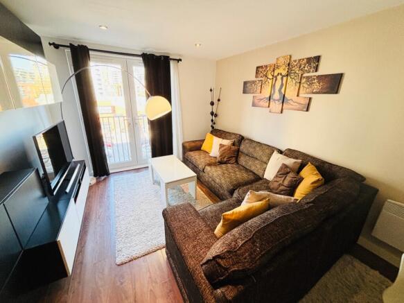 BEAUTIFULLY PRESENTED 2 BEDROOM APARTMENT