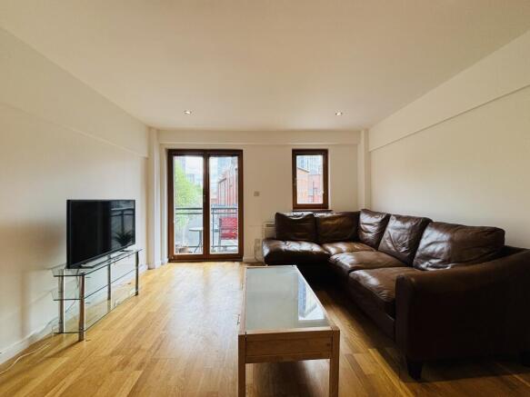 Stylish 2-Bedroom Duplex Apartment with Secure Pa