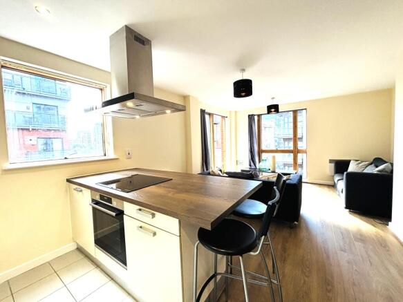 BRIGHT AND SPACIOUS 1 BEDROOM APARTMENT