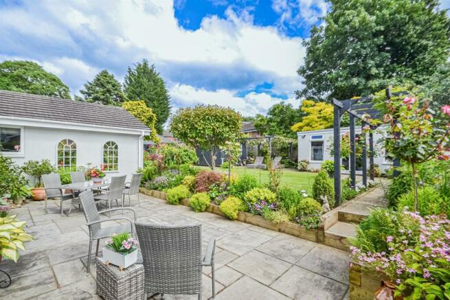 Al-Fresco Dining & Rear Garden