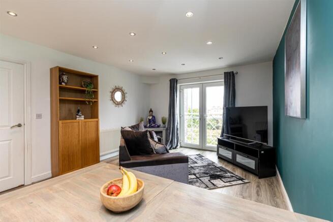 Lounge & Dining Area