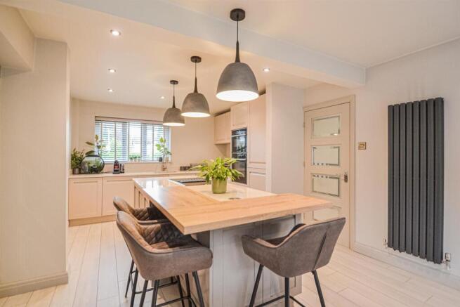 Dining Kitchen & Centre Island