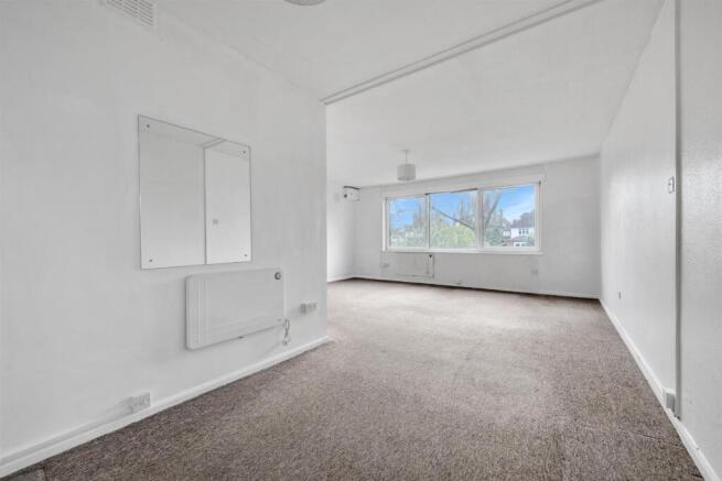 LOUNGE/BEDROOM