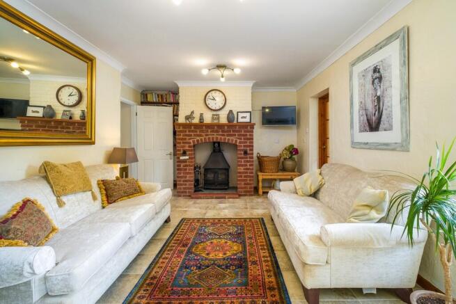 1440px-Willow Lod...