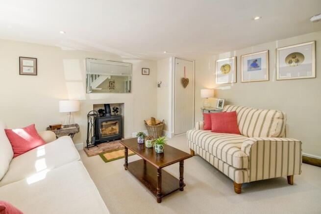 1440px-Cavell Cot...