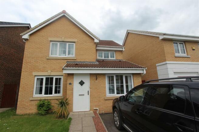 3 bedroom detached house for sale in Swallow Close