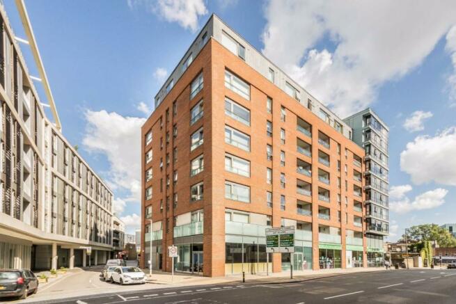 2 bedroom flat to rent in Hardwicks Square, Wandsworth, SW18