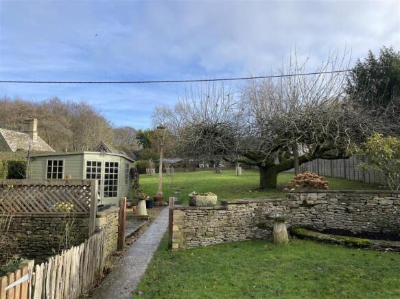 Garden and Summerhouse  New.JPG