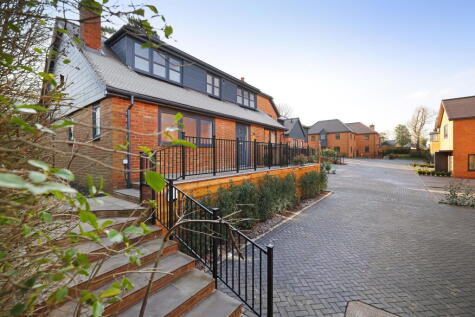 Leatherhead Road, Leatherhead, KT23 4RR