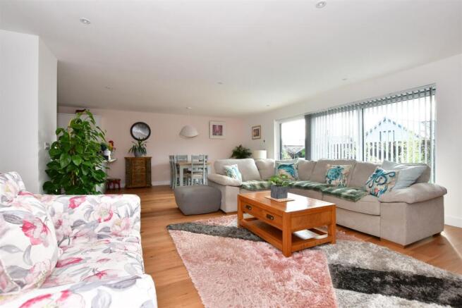 Lounge / Dining Area