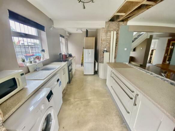 KITCHEN/DINING ROOM