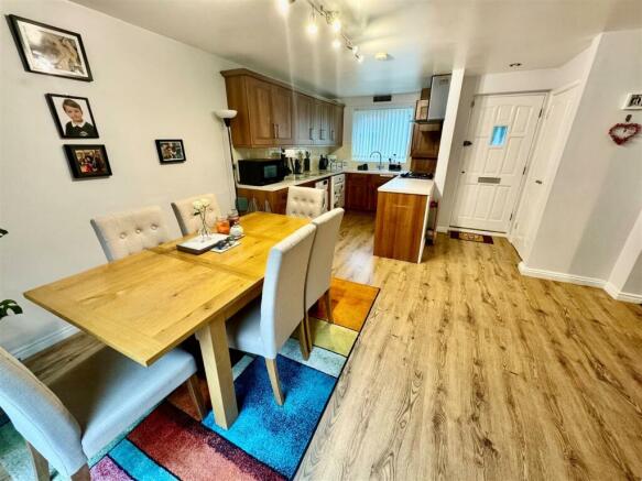 KITCHEN/DINING ROOM