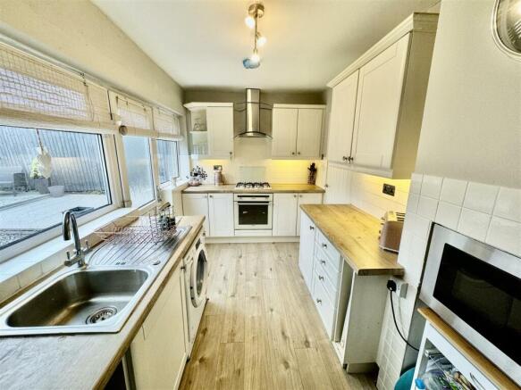KITCHEN/DINING ROOM