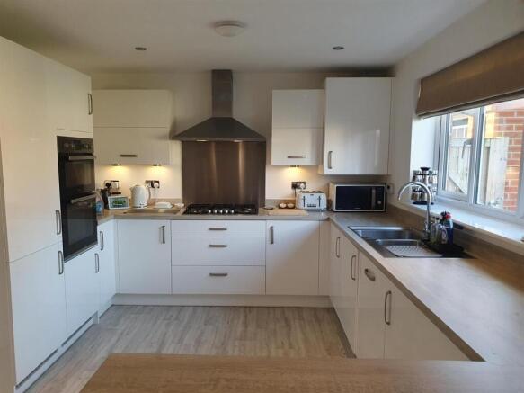 KITCHEN/DINING ROOM