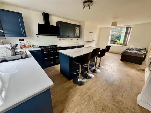KITCHEN/DINING ROOM